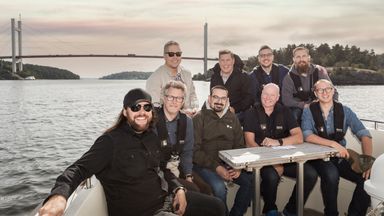 The factor10 team on a boat with Tjorn Bridge in the background